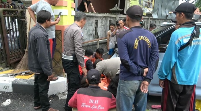 Sejumlah relawan mengevakuasi jenazah korban meninggal ditabrak mobil listrik di Kota Mojokerto.(blok-a.com/Syahrul)