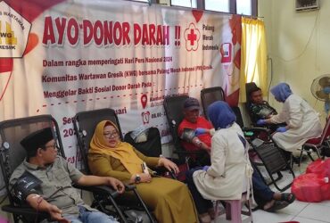 Wakil Bupati Gresik Aminatun Habibah bersama Ketua KWG Gresik Miftah saat berdonor darah. (blok-a.com/ivan)
