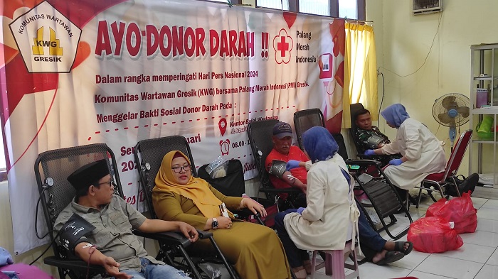 Wakil Bupati Gresik Aminatun Habibah bersama Ketua KWG Gresik Miftah saat berdonor darah. (blok-a.com/ivan)