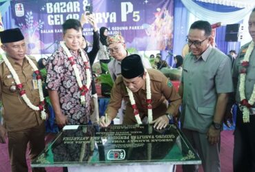 Wabup Sidoarjo, Subandi, SH, saat meresmikan Gedung Sarpas SMA Antartika Kecamatan Buduran, Sidoarjo.