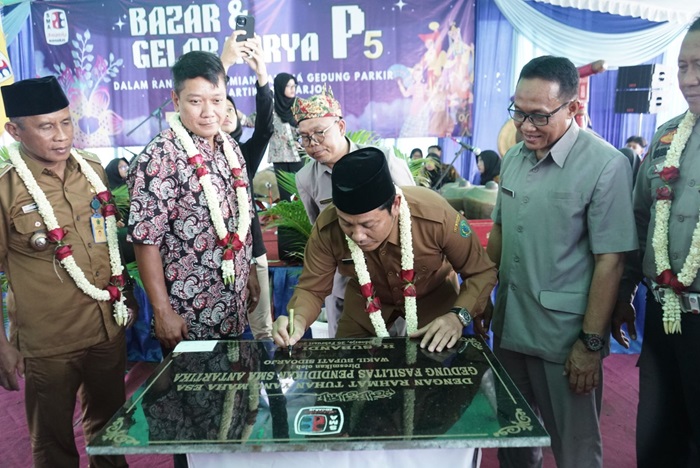 Wabup Sidoarjo, Subandi, SH, saat meresmikan Gedung Sarpas SMA Antartika Kecamatan Buduran, Sidoarjo.