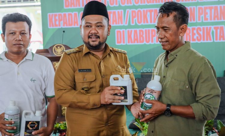 Bupati Gresik sosialisasikan bantuan pupuk organik cair dan hayati cair kepada Gapoktan/Poktan CPCL.(blok-a.com/ivan)
