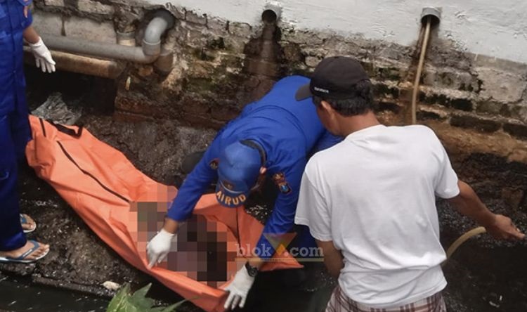Mayat wanita tanpa identitas ditemukan tengkurap disungai Kampung Desa Roomo, Manyar, Gresik. (blok-a.com/ivan)