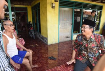 Bupati Sidoarjo Ahmad Muhdlor Ali, saat bercengkrama bersama warga Desa Pesawahan Kecamatan Porong.