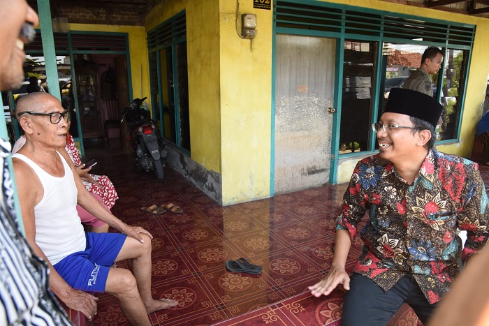 Bupati Sidoarjo Ahmad Muhdlor Ali, saat bercengkrama bersama warga Desa Pesawahan Kecamatan Porong.
