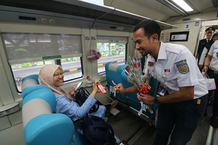 KAI Daop 8 Surabaya bagi-bagi bunga untuk pelanggan yang sudah nyoblos.