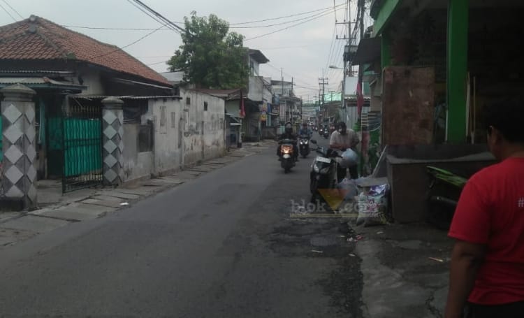 Kondisi jalan Desa Kedungrejo, Kecamatan Waru, pasca banjir.