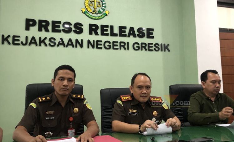 Kejari Gresik melakukan penahanan terhadap mantan Kadiskoperindag Gresik. (blok-a.com/ivan)