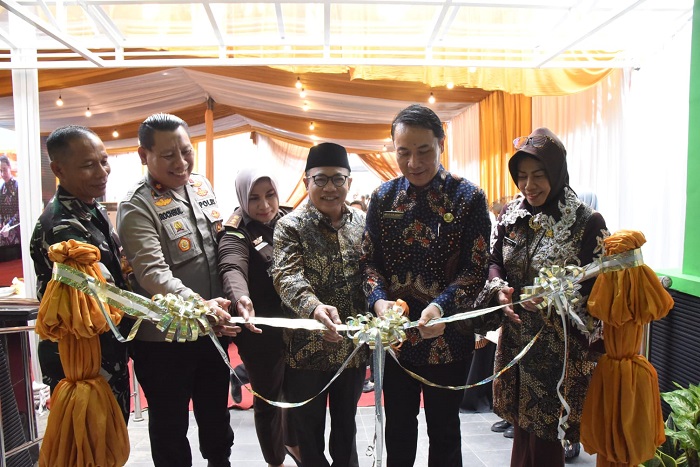 Pj Sekda Sidoarjo Andjar Surjadianto Kabupaten Sidoarjo, saat melakukan pengguntingan pita peresmian gedung pusat terpadu dan laboratorium RSUD Sidoarjo.