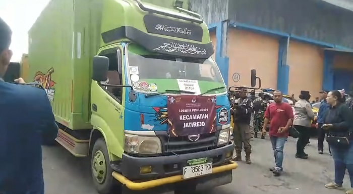 Pendistribusian logistik Pemilu oleh KPU Kabupaten Mojokerto. (blok-a.com/Syahrul)