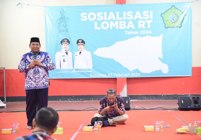 Asisten Administrasi Pemerintahan dan Kesra, M. Ainur Rahman, AP. MSi, saat memberi pengarahan kepada para RT peserta lomba di gedung serbaguna Bungurasih.