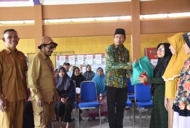  Bupati Sidoarjo, Ahmad Muhdlor Ali, saat menyerahkan bantuan bencana kepada warga korban banjir.