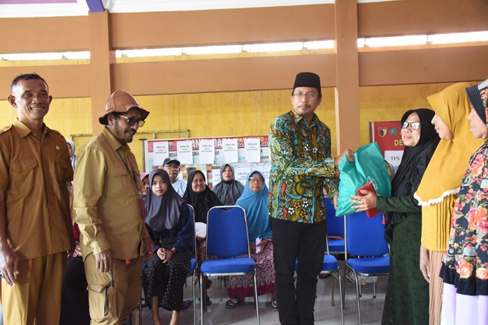 Bupati Sidoarjo, Ahmad Muhdlor Ali, saat menyerahkan bantuan bencana kepada warga korban banjir.