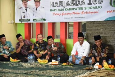 Bupati Sidoarjo H. Ahmad Muhdlor dalam acara rembug desa di balai kantor Desa Dukuhsari Kecamatan Jabon.