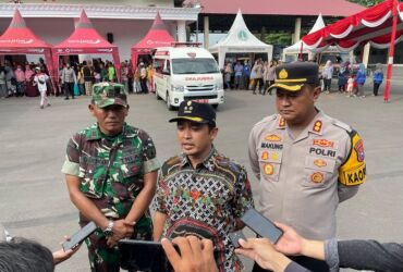 Wakil Wali Kota bersama Kapolres Pasuruan di lokasi operasi pasar 2024.