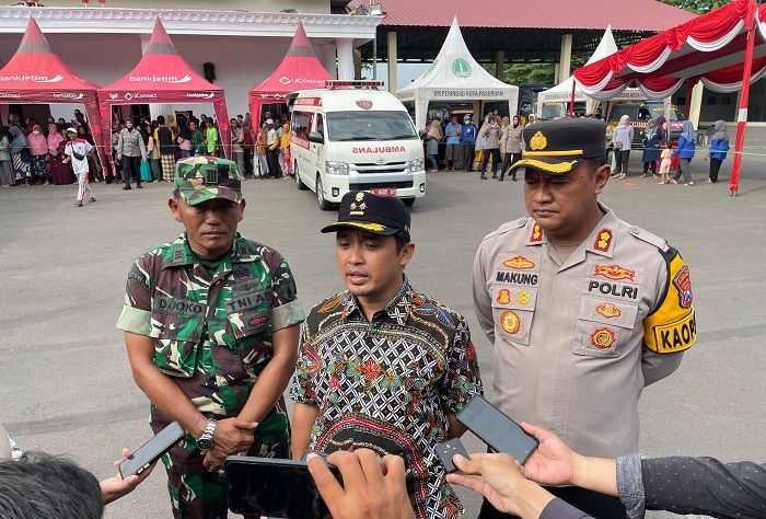 Wakil Wali Kota bersama Kapolres Pasuruan di lokasi operasi pasar 2024.