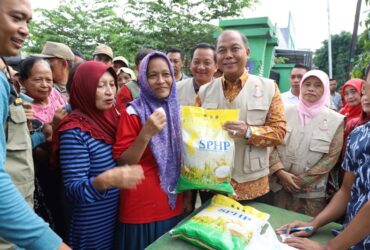 Pj Bupati Jombang Sugiat gelar pangan murah, dan launching Besut.Id. (dok. Kominfo for blok-a.com)