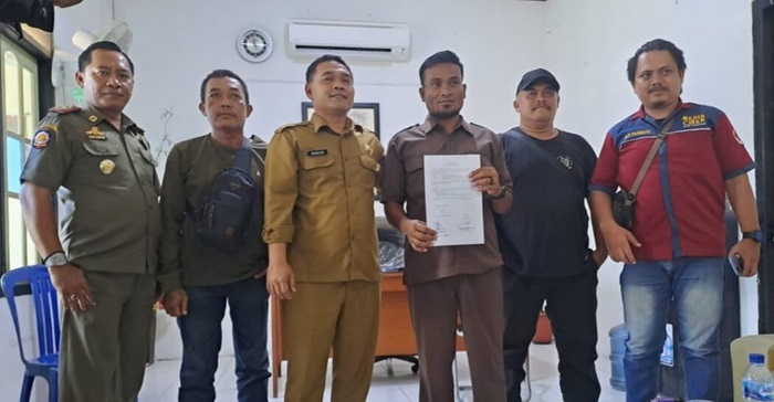 Camat menganti bersama Satpol PP, Penguruk Lahan menunjukan Surat Pernyataan pengurusan izin (blok-a.com/ivan)