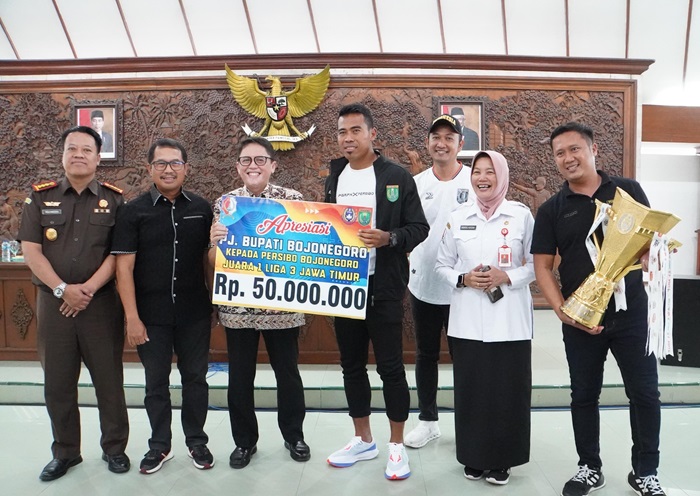Pj Bupati Adriyanto memberikan apresiasi kepada tim Persibo.(dok. Prokopim Bojonegoro)