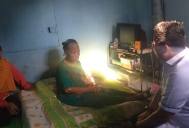 Pj Wali Kota Mojokerto kunjungi rumah lansia kurang mampu di lingkungan Sentanan.(blok-a.com/Syahrul)