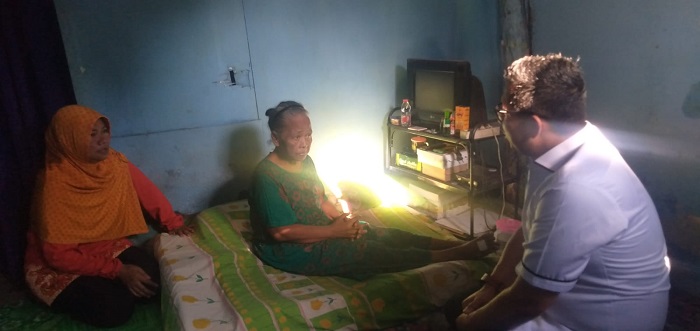 Pj Wali Kota Mojokerto kunjungi rumah lansia kurang mampu di lingkungan Sentanan.(blok-a.com/Syahrul)