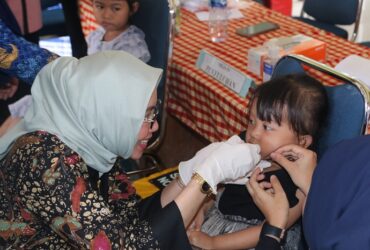 Ketua TP PKK Bojonegoro Dian Adiyanti Adriyanto tinjau pelaksanaan Sub PIN Polio putaran 2. 