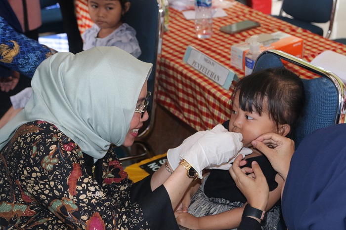 Ketua TP PKK Bojonegoro Dian Adiyanti Adriyanto tinjau pelaksanaan Sub PIN Polio putaran 2. 