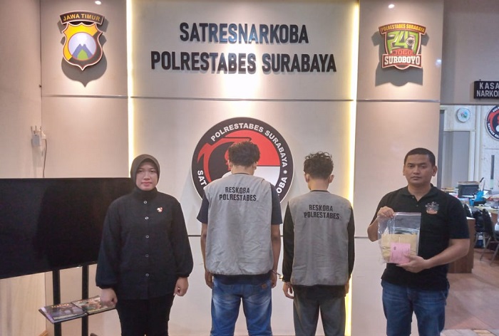 Kedua Pemuda diduga pengedar narkoba diamankan di Mapolrestabes Surabaya.(dok. Polrestabes Surabaya for blok-a.com)