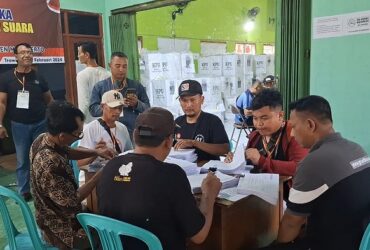 Penghitungan suara ulang 4 TPS Desa Temon, Kecamatan Trowulan, Kabupaten Mojokerto, di kantor PPK Trowulan.(blok-a.com/Syahrul)