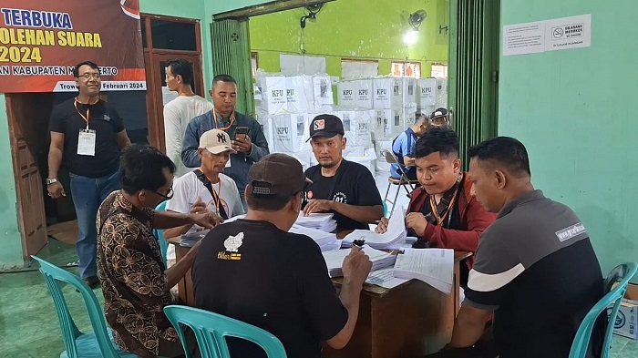 Penghitungan suara ulang 4 TPS Desa Temon, Kecamatan Trowulan, Kabupaten Mojokerto, di kantor PPK Trowulan.(blok-a.com/Syahrul)