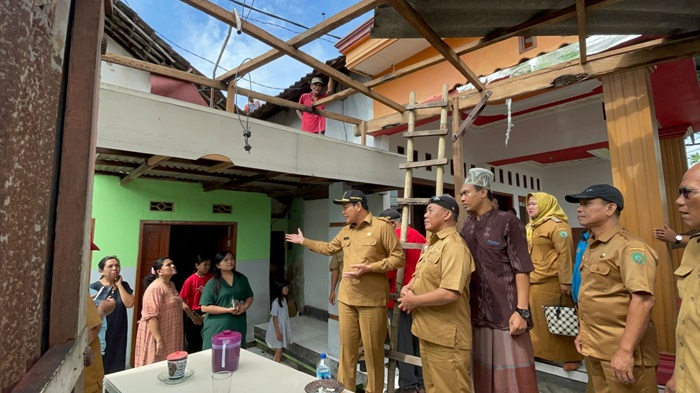 Wabup Sidoarjo H. Subandi, saat mengunjungi rumah warga korban angin puting beliung di Desa Kedung Wonokerto Kecamatan Prambon.
