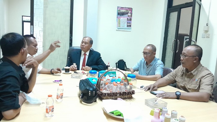 Diskusi Pj Bupati Sugiat dengan sejumlah wartawan di Markas Persatuan Wartawan Indonesia (PWI) di Jalan Taman Apsari, Kota Surabaya, Rabu (7/2/2024).