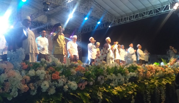 Sholawat relawan Kopra di lapangan stadion Gajah Mada Mojosari.(blok-a.com/Syahrul)