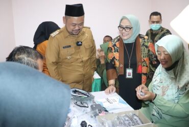 Bupati di Gedung RSGS pelayanan kesehatan dasar, mata, THT, dan kulit RS Gresik Sehati. 
