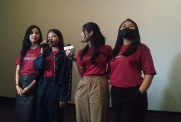 Para pemeran utama film Sinden Gaib menyapa penonton di CGV Sunrise Mall Mojokerto.(blok-a.com/Syahrul)