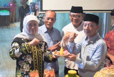 Saat potong tumpeng di acara HUT SPSI ke 51, bersama Ketua SPSI Jatim Ahmad Fauzi
