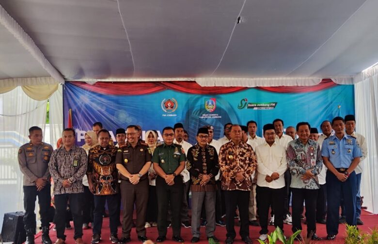 Pj Bupati Jombang menghadiri acara pelantikan pengurus PWI Jombang.(dok. Pemkab for blok-a.com)