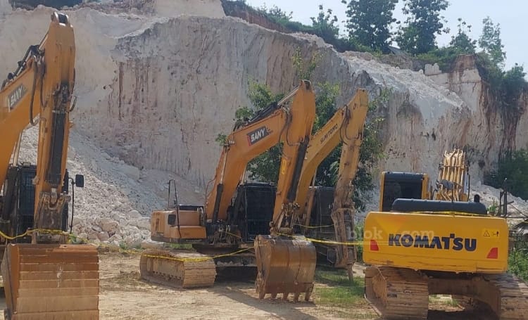Eskavator yang digunakan penambang Ilegal digaris polisi oleh Bareskrim Polri. (blok-a.com/ivan)