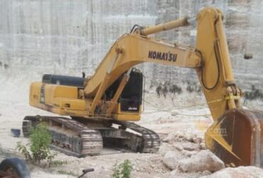 Salah satu alat berat eskavator yang diamankan Bareskrim Polri di Tambang Panceng, Gresik. (blok-a.com/ivan)