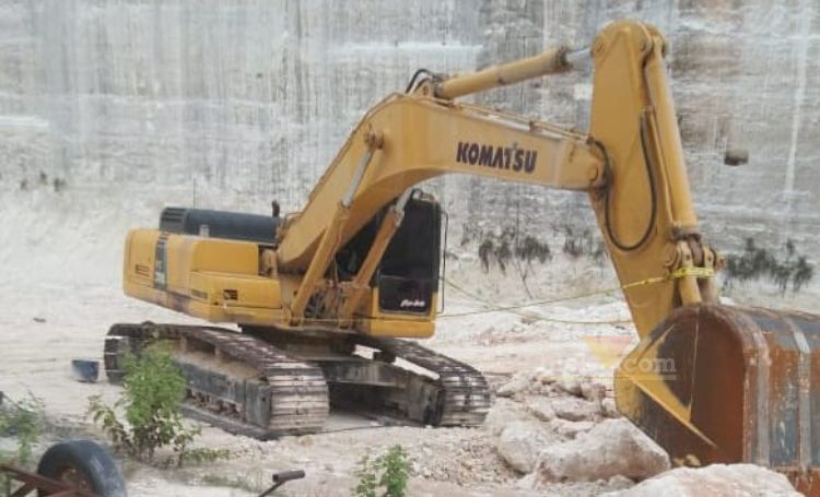 Salah satu alat berat eskavator yang diamankan Bareskrim Polri di Tambang Panceng, Gresik. (blok-a.com/ivan)