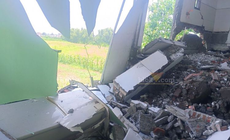 Kondisi rumah rusak parah akibat tanahnya ambles, Desa Mojosarirejo, Driyorejo, Gresik (blok-a.com/ivan)