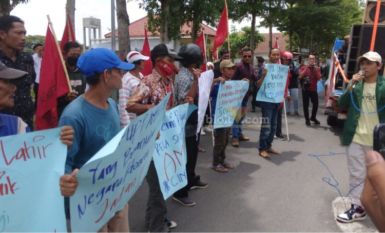 Koalisi Masyarakat Peduli Pemilu Bersih (KMPPB) menggelar aksi damai di Kantir Komisi Pemilihan Umum (KPU) Kota dan Kabupaten Blitar. (blok-a.com/Fajar)