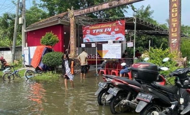 TPS 14 Desa Bringkang, Menganti, Gresik terendam banjir setelah diguyur hujan. (blok-a.com/ivan)