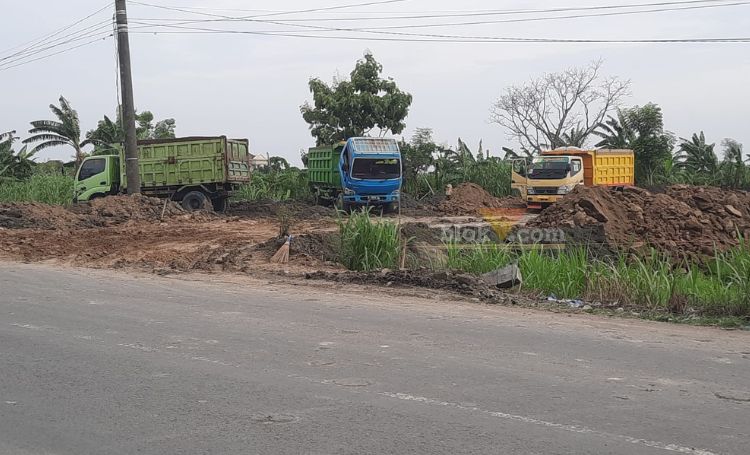 Kegiatan Pengurukan di Raya Menganti Gresik beroprasi kembali setelah sempat ditutup (blok-a.com/ivan)