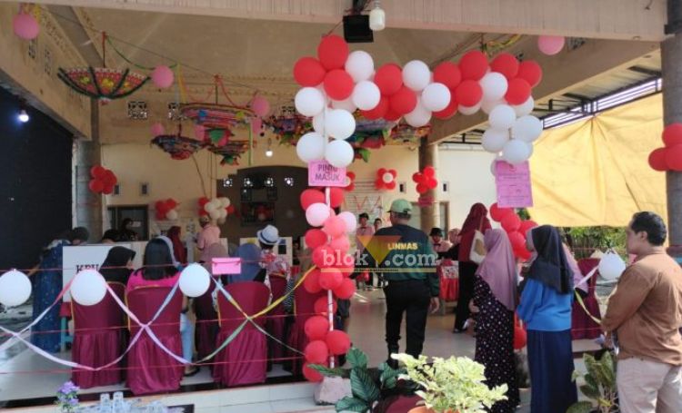 TPS 4 Desa Dapet Gresik Usung tema Valentine dan beri hadiah untuk pemilih.(blok-a.com/ivan)