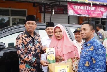 Bupati Sidoarjo Ahmad Muhdlor Ali, dan Wiji Astutik pemilik Visang, saat menunjukan produk olahan keripik pisang produk UMKM.