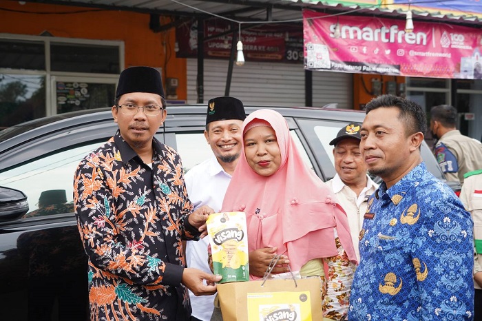Bupati Sidoarjo Ahmad Muhdlor Ali, dan Wiji Astutik pemilik Visang, saat menunjukan produk olahan keripik pisang produk UMKM.