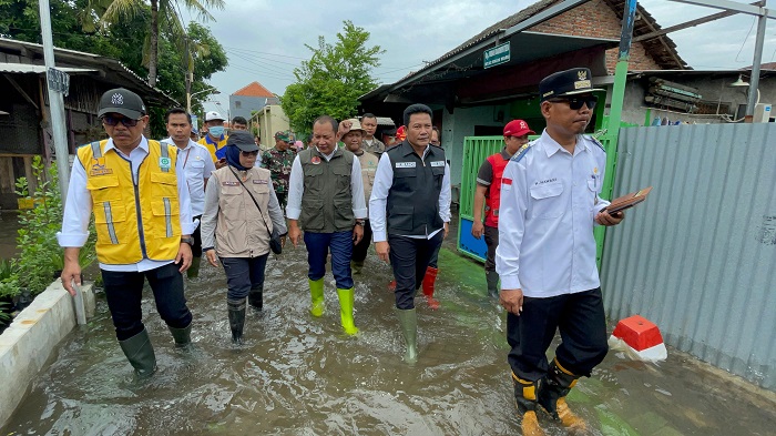Wabup Sidoarjo Subandi, didampingi petugas BPBD, Dinas PU Bina Marga dan SDA, Camat Waru dan Kodim 0816 Sidoarjo, saat sidak banjir di Bungurasih.