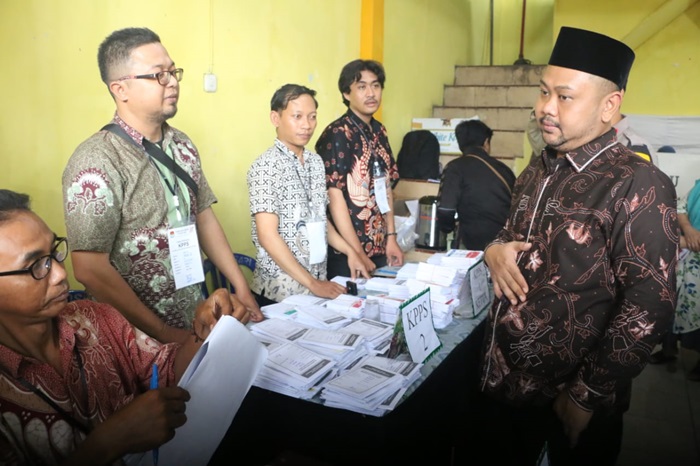 Bupati Gresik Fandi Akhmad Yani meninjau sejumlah TPS Pemilu tahun 2024. (blok-a.com/ivan)
