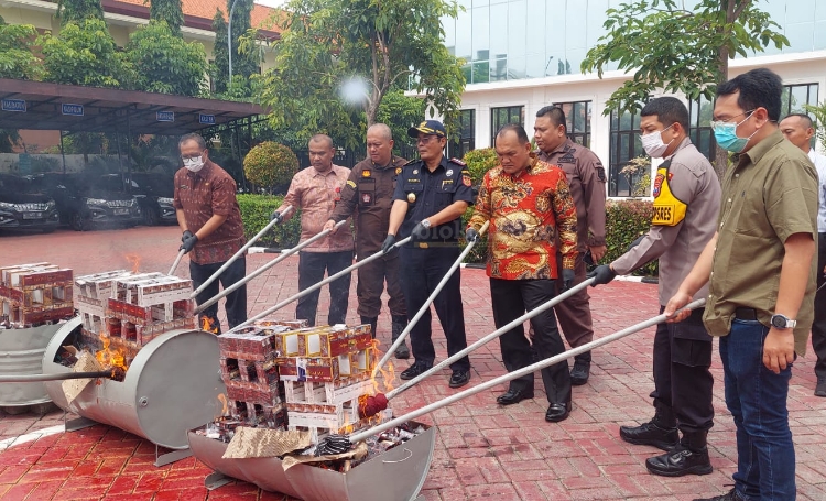 Kejari Gresik bersama Frokopimda musnahkan BB perkara yang sudah inkrah. (blok-a.com/ivan)